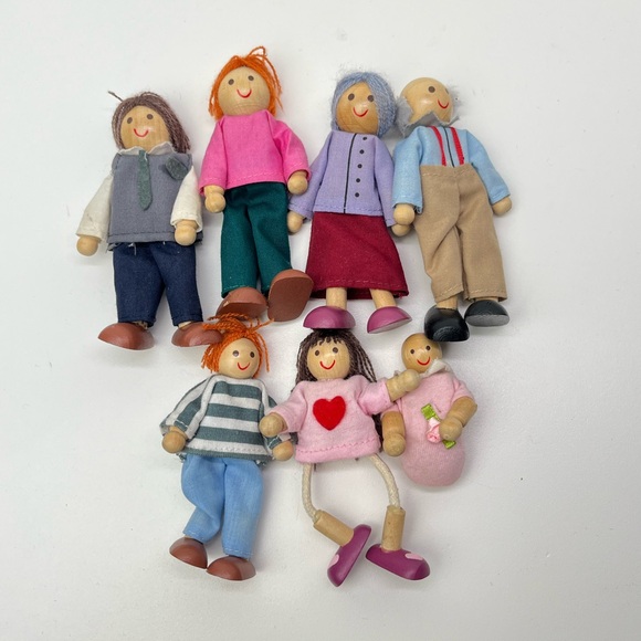 Kid Kraft Other - Set of 7 Kid Kraft Wooden Dollhouse Dolls with Fabric Clothing